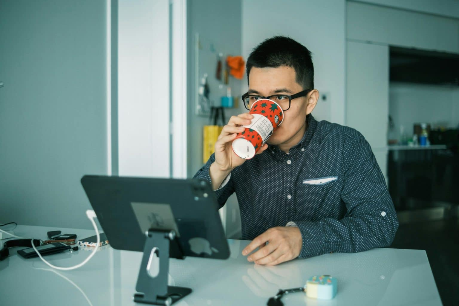 Homeoffice bedeutet für viele mehr Freiheit: weniger Pendeln, flexibler arbeiten, mehr Zeit für sich.