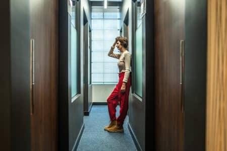 Arbeit als Bewältigungsstrategie – doch der Körper sendet erste Warnsignale.