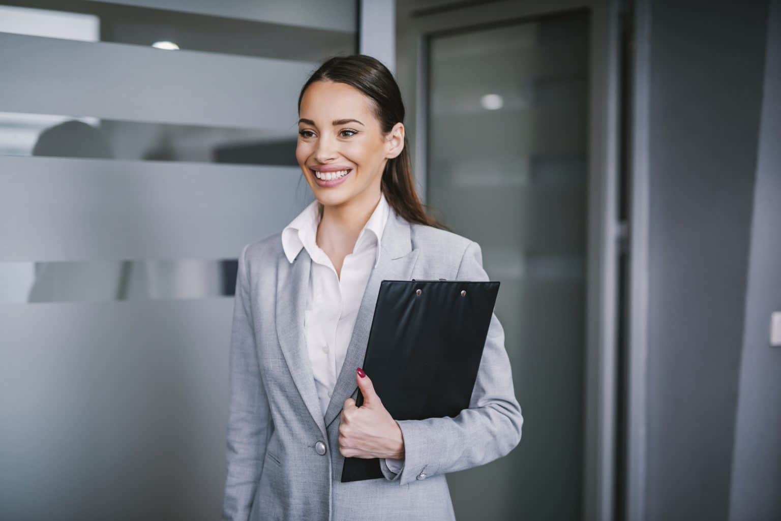 Dein erster Arbeitstag im neuen Job: Pünktlich, vorbereitet und voller Elan.