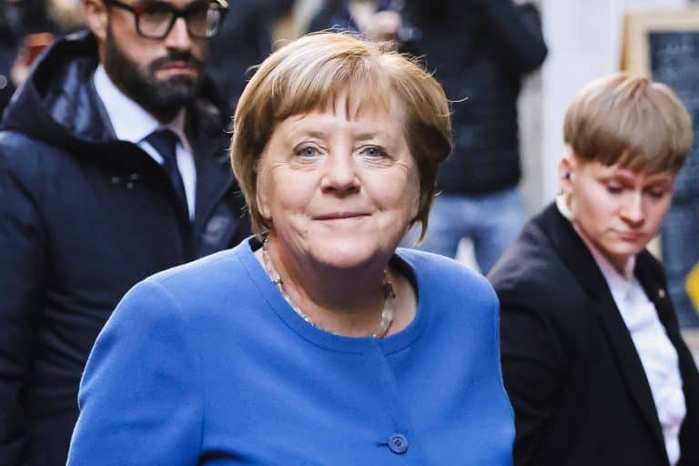 Der Ruhestand hält Angela Merkel nicht aus dem Rampenlicht.