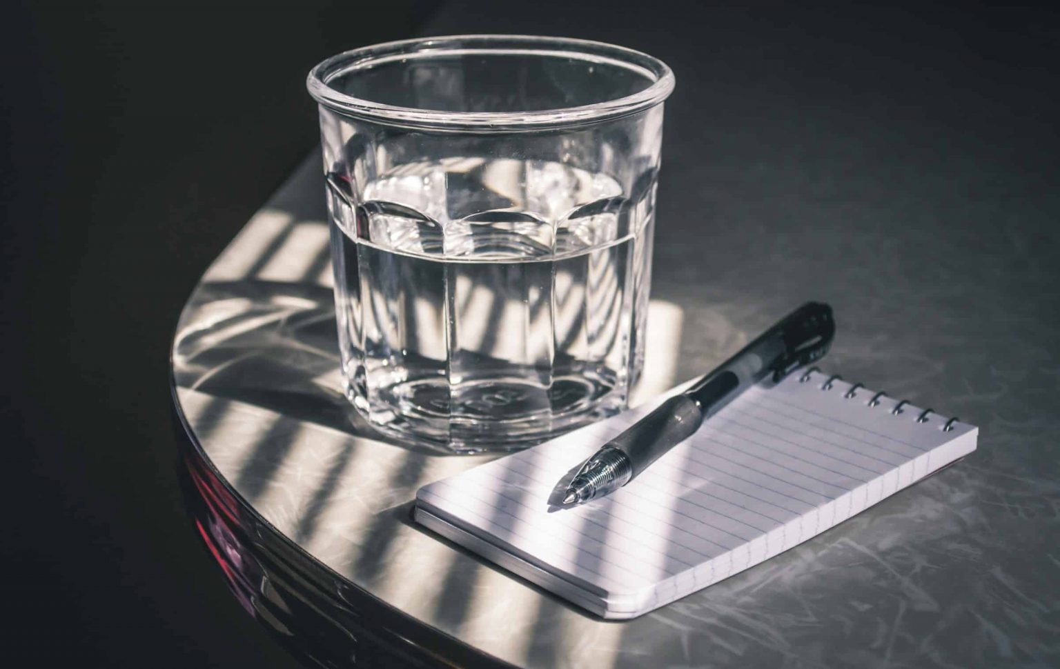 Ein Glas Wasser und eine Liste: So beginnt mein erfolgreicher Tag.