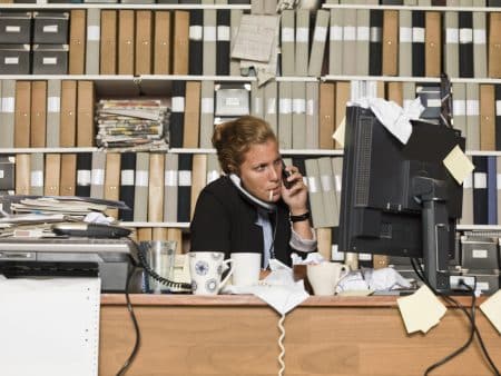 Befreit euren Schreibtisch von diesen 7 Dingen – wenn ihr maximal produktiv sein wollt Chaos auf dem Schreibtisch? Dann auch im Kopf!