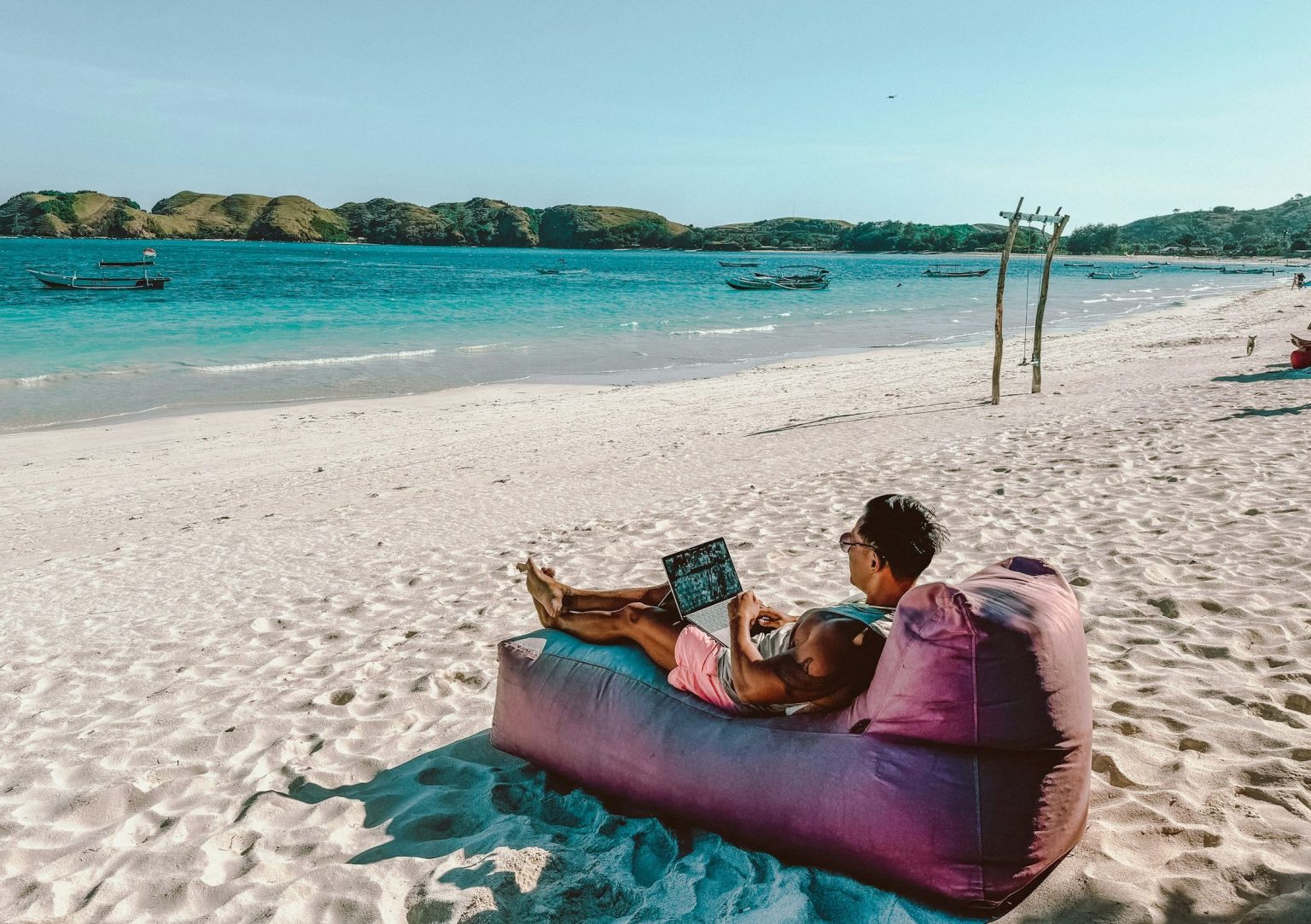 „Quiet Vacationing“: Heimliches Homeoffice am Strand wird zum Trend.