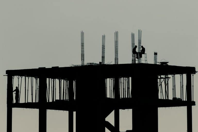 Spaltung am Arbeitsmarkt: Fachkräftemangel hier, Jobverlust dort.