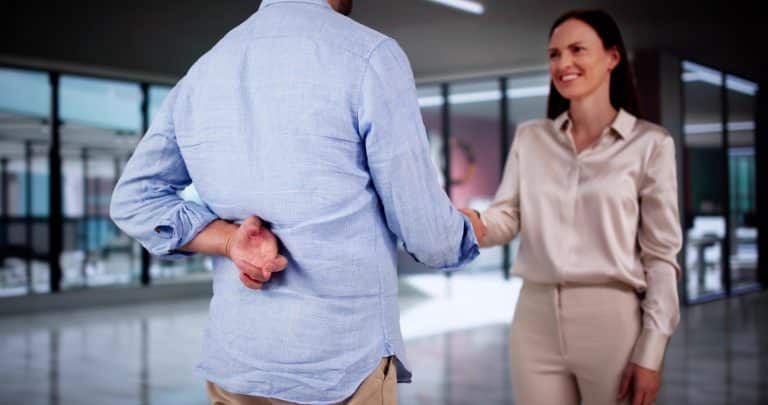Zu nett, um wahr zu sein? Falsche Freundlichkeit hat viele Gesichter - auch im Job.