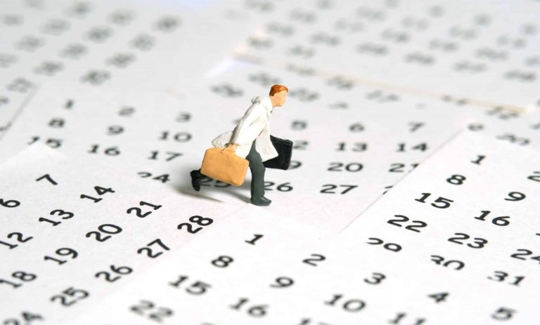 Arbeiten statt Erholung? Die Idee, Feiertage zu streichen, sorgt für Aufruhr.