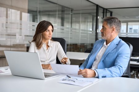 Ein Blick, ein Satz, ein Lächeln: Wer souverän kontert, braucht keine lauten Worte.