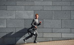 „Wir sind hier eine Familie.“ – Und du denkst nur: Wo ist der Notausgang?