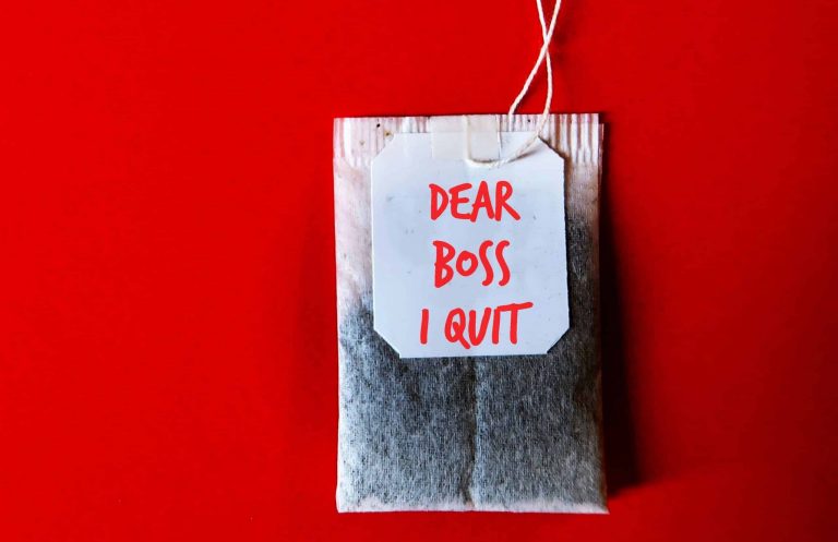 Wann ist es Zeit, zu gehen? Diese Frage stellen sich viele Beschäftigte schon kurz nach Job-Antritt.