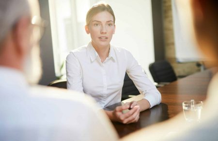 Verhaltensfragen sollen zeigen, wie Bewerberinnen mit Stress, Kritik und Rückschlägen umgehen.