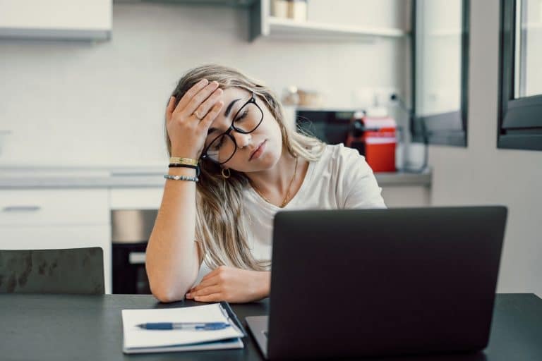 Remote, aber allein: Für viele junge Mitarbeitende der Generation Z fühlt sich das Homeoffice nicht nach Freiheit, sondern nach Isolation an.