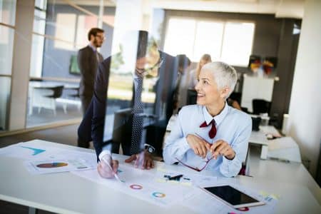 Fachkräftemangel: Mit der Aktivrente setzt die Politik auf arbeitende Rentner.