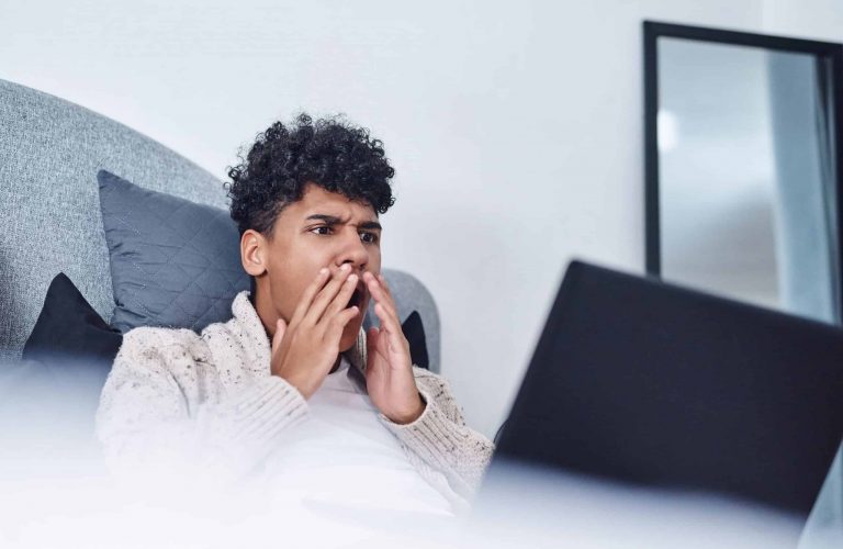 Remote, flexibel, top bezahlt: So klingen viele Fake-Jobs – und genau das macht sie gefährlich.
