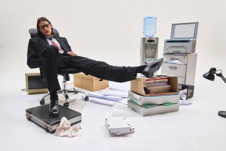 Das Büro als Komfortzone – hier sitzt, wer draußen keine Chance hat.