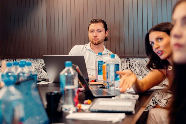 Begeisterung über Künstliche Intelligenz in der Führungsetage – und Ratlosigkeit am Arbeitsplatz.