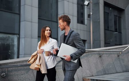 Vergleiche im Job: Der hat’s weiter gebracht als ich Kollegen vergleichen sich beim Gehalt, Titel oder Dienstwagen – was nach außen wie ein lockerer Austausch wirkt, ist innen ein stiller Wettkampf.