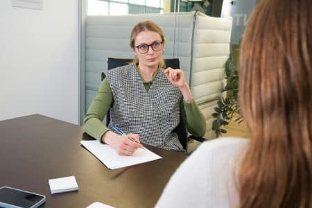Noch woanders beworben? Ein kurzer Satz, der viel über Marktwert, Strategie und Selbstbild eines Bewerbers offenbart.