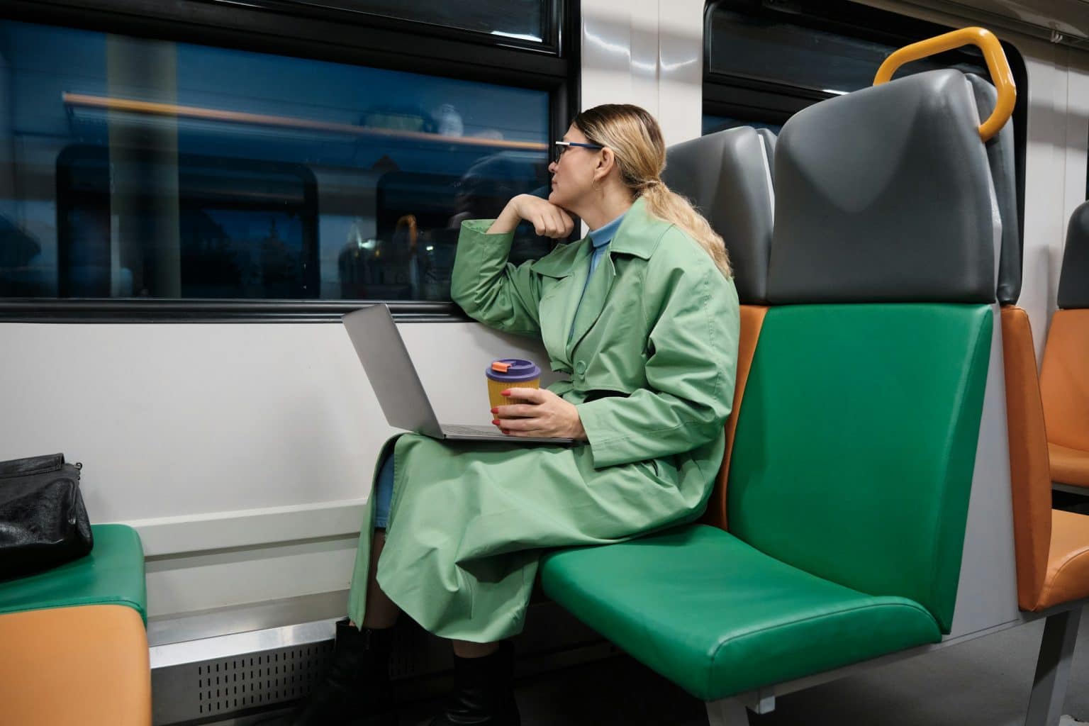 „Halbtagsjob oder was?“ – High Performance braucht keine 60-Stunden-Woche Im Zug mit Laptop und dem schlechten Gewissen, pünktlich Feierabend gemacht zu haben.