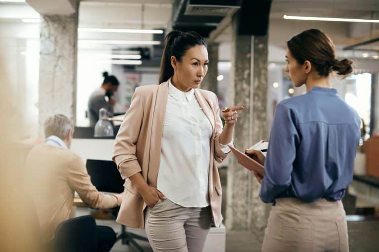 Ein ausweichender Blick, ein privater Termin, ein poliertes Xing- oder LinkedIn-Profil - manchmal reicht das schon, um zu ahnen: Hier bahnt sich ein Jobwechsel an.