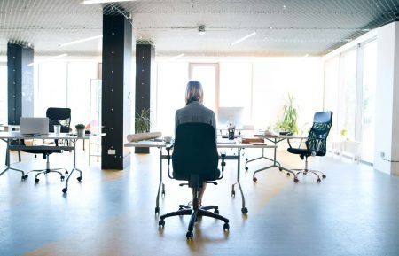 Neueinstellungen auf Standby: Immer mehr Schreibtische bleiben leer - auch dort, wo eigentlich Bedarf wäre.