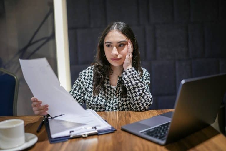 Überqualifiziert? Dann bist du im falschen Job! Sie könnte mehr, als ihr Job zulässt – und genau das macht sie müde. Überqualifiziert, sagen sie. Unterfordert, fühlt sie.