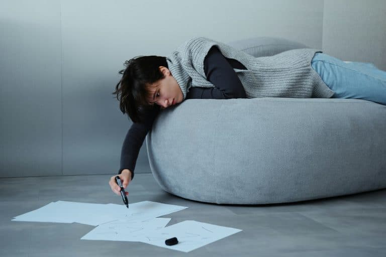 Sie könnte mehr, als ihr Job zulässt – und genau das macht sie müde. Überqualifiziert, sagen sie. Unterfordert, fühlt sie.