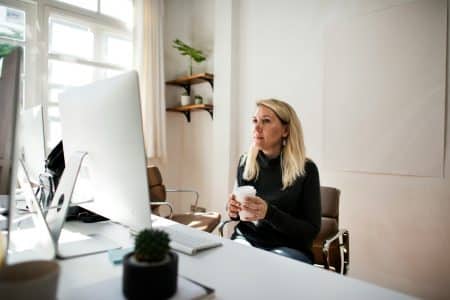 Dieser Fehler, den (fast) jeder im Job macht, ohne es zu merken Ein Blick, ein Satz, eine Mail - wer im Job alles persönlich nimmt, lebt im Dauerstress.