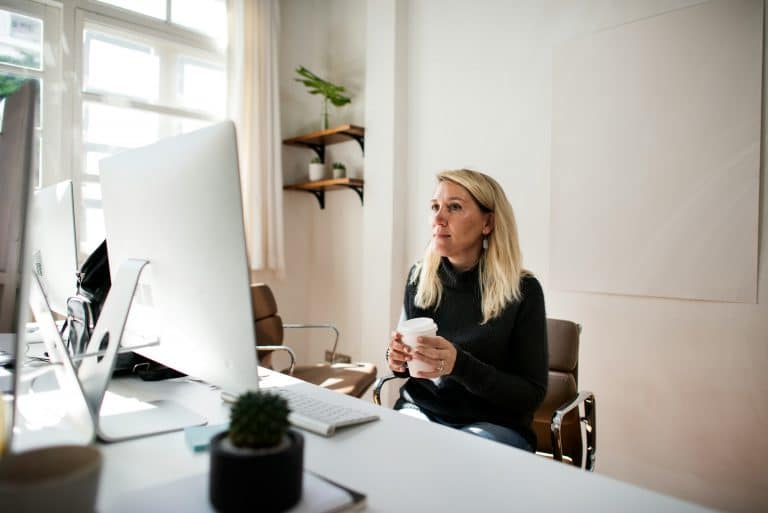 Ein Blick, ein Satz, eine Mail - wer im Job alles persönlich nimmt, lebt im Dauerstress.