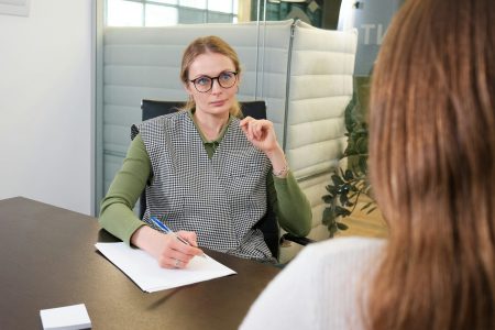 Diese Frage entlarvt kritikunfähige Chefs – stell sie unbedingt im Bewerbungsgespräch Diese Frage zur Kritikfähigkeit wirkt wie ein Lügendetektor für Chefs - nur ohne Kabel, aber mit jeder Menge Körpersprache.