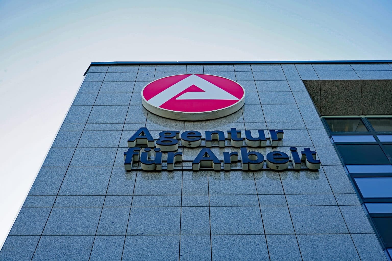 Integrations-Champions: Diese Jobcenter bringen Menschen wirklich in Arbeit In Deutschland gibt es über 400 Jobcenter - darunter 302 sogenannte gemeinsame Einrichtungen und 104 kommunale Träger.