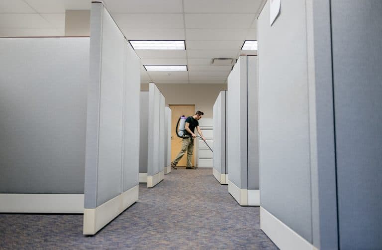 Fachkräftemangel trotz Jobflaute – wie passt das zusammen? In immer mehr Branchen fehlen Fachkräfte – trotz Jobflaute.