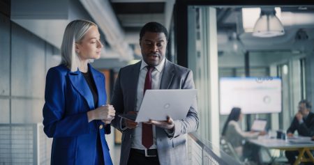 Platz 1 im Jobranking 2026: Dieser Beruf liegt jetzt vorn Die Zahl der Stellenausschreibungen für Operations Manager ist seit 2022 um 135 % gestiegen.