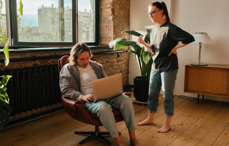 Zuhause kracht’s, im Büro nicht: Warum streiten wir mit Kollegen seltener als mit dem Partner? Im Büro halten wir die Fassade - zu Hause lassen wir den Emotionen freien Lauf. Kein Wunder, dass dort öfter die Fetzen fliegen.