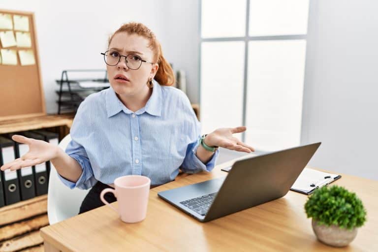 Karrierefalle „Sorry“: Warum ihr aufhören müsst, euch ständig zu entschuldigen! Jede unnötige Entschuldigung kann deine Autorität untergraben, bevor du überhaupt zur Sache kommst.