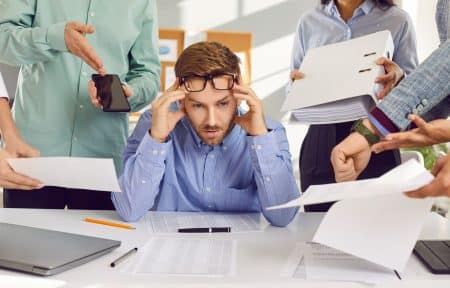 Alle wollen was, alle brauchen was - und einer muss alles richten. Wenn Teamarbeit zur Dauerüberforderung wird, ist es höchste Zeit, Grenzen zu ziehen.