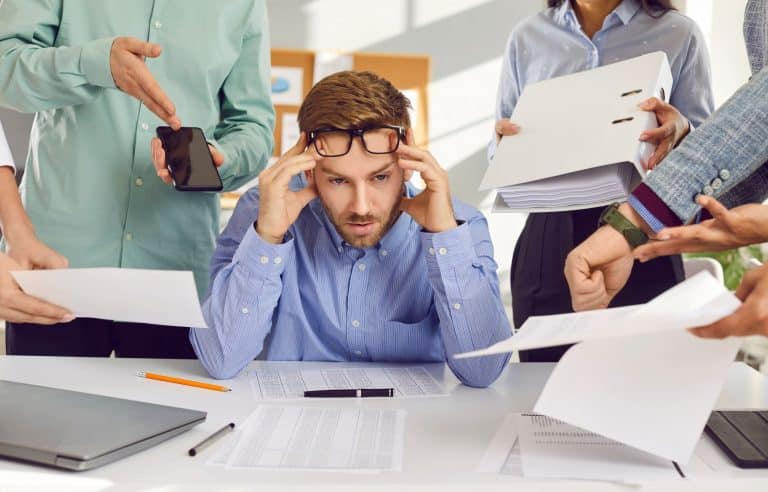 „Kannst du mal kurz?“: Vom Teamplayer zum Erfüllungsgehilfen Alle wollen was, alle brauchen was - und einer muss alles richten. Wenn Teamarbeit zur Dauerüberforderung wird, ist es höchste Zeit, Grenzen zu ziehen.