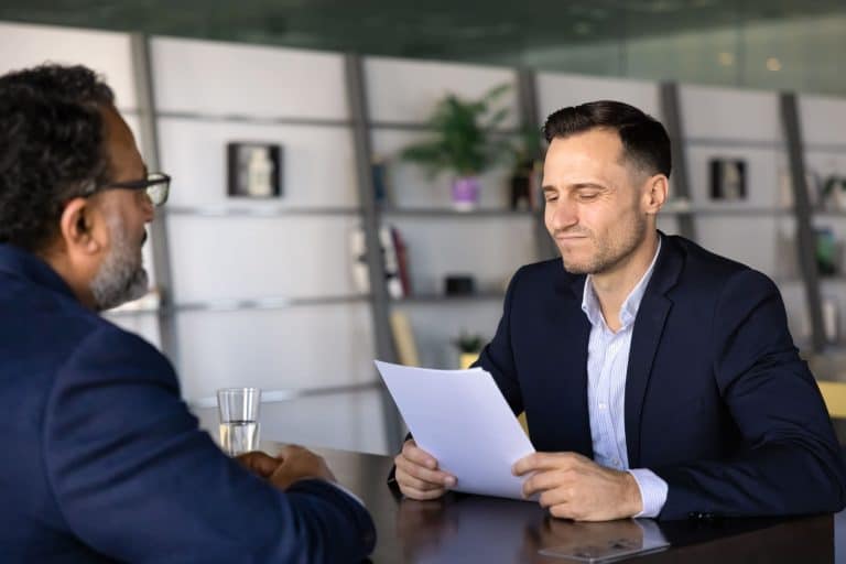 Zu gut, um eingestellt zu werden? Warum selbst Top-Talente durchs Raster fallen Kompetent, erfahren, motiviert - und trotzdem skeptische Blicke. Zu viel Können kann im Jobinterview zum Problem werden.