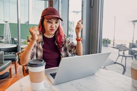 Social-Media-Lästerei: Jeder Dritte schießt gegen den eigenen Arbeitgeber Viele Beschäftigte machen ihrem Ärger über den Job online Luft - wütende Posts ersetzen das Gespräch mit dem Arbeitgeber.