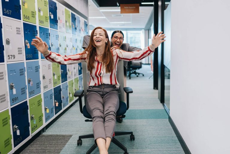 Beliebte Kollegen: Die 9 geheimen Tricks der Büro-Magneten Wer schiebt, gewinnt: Beliebte Kollegen unterstützen andere auch mal mit einer ordentlichen Portion Spaß.