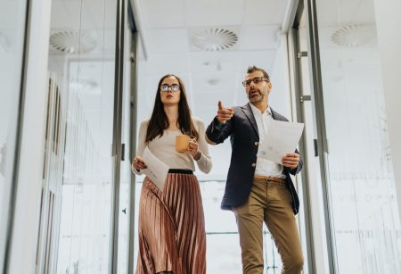 Hey, Chefs: Hört auf, jedes Problem zu eurem zu machen Dein Team wartet nur noch auf Anweisungen? Glückwunsch, du hast dich erfolgreich zum Flaschenhals gemacht.