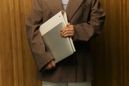 Präsenz-Bluff im Büro: Warum wir fleißige Blender lieben Ein geschäftiger Auftritt mit Laptop und Mappe ist oft nur die Eintrittskarte für das tägliche Performance Theater.