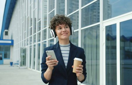 Musik kann euch konzentrierter arbeiten lassen – oder ausbremsen Kaffee in der Hand, die richtige Playlist im Ohr – so wird Konzentration zum Genuss.