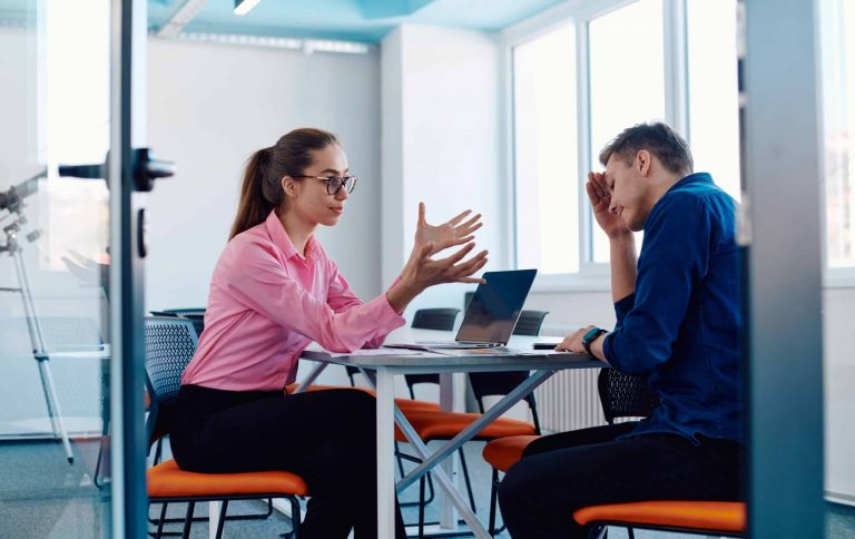 Nichts persönlich nehmen im Job: Warum Kritik selten dich meint Bürosituation: Ein kurzer Einwand eines Kollegen löst intensives Nachdenken bei der angesprochenen Person aus.