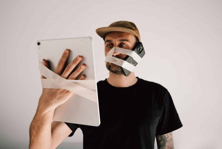 Agil, digital, am Limit: Noch eine App – und ich bin raus Tool-Flut. Wer Transformation stumpf verordnet, zwingt sein Team in diese digitale Fesselung.