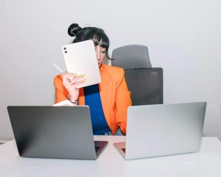 KI am Arbeitsplatz: Chefs feiern sie, Mitarbeiter misstrauen ihr KI-Tools entlasten Führungskräfte – viele Beschäftigte fühlen sich dagegen von ihnen bewertet statt unterstützt.