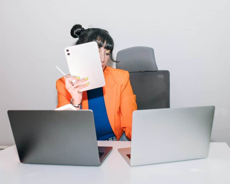 KI-Tools entlasten Führungskräfte – viele Beschäftigte fühlen sich dagegen von ihnen bewertet statt unterstützt.