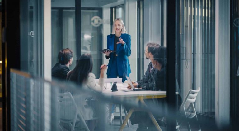 Führung: Warum du als Chef nicht mehr der Beste sein darfst Der Wert einer Führungskraft bemisst sich nicht am eigenen Fachwissen, sondern am Wachstum der Menschen, die sie leitet.