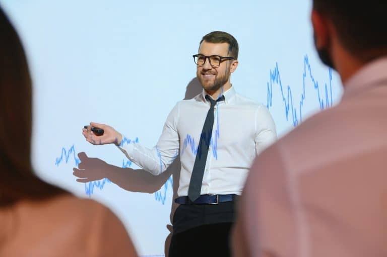 Babble-Effekt: Warum wir Geplapper mit Führungskompetenz verwechseln Lautstärke wird instinktiv mit Führung verwechselt: Wer am meisten redet, gibt den Ton an.