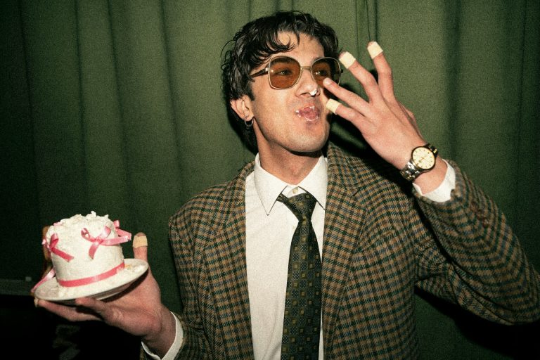 Kompetenz vs. Klappe: Warum Führungskräfte systematisch die falschen Mitarbeiter befördern Der Lellek im Anzug feiert seine Beförderung und leckt sich triumphierend die Finger.