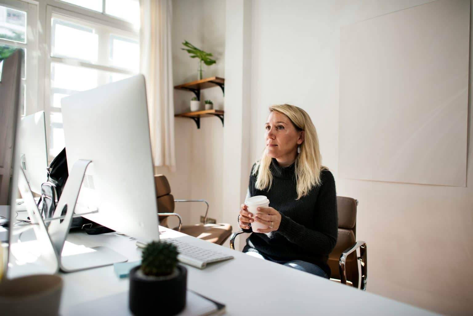 Jobangebot im Postfach? Gehen, bleiben oder als Gehaltshebel nutzen? Die Angst vor dem Neuen hält uns oft in Jobs fest, die uns eigentlich nur noch Zeit und Nerven kosten.